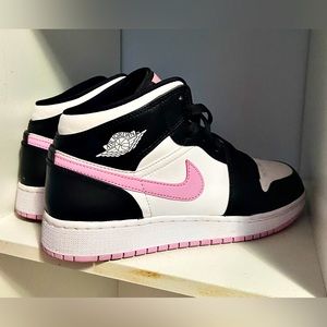 LIGHT PINK AND BLACK JORDAN 1 MIDS TAYLOR SWIFT TOUCHED THESE SHOES!!!